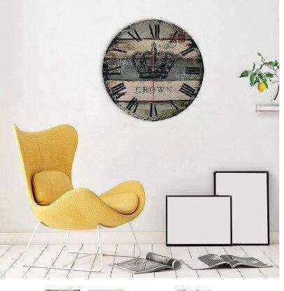 Rustykalny zegar ścienny z motywem korony