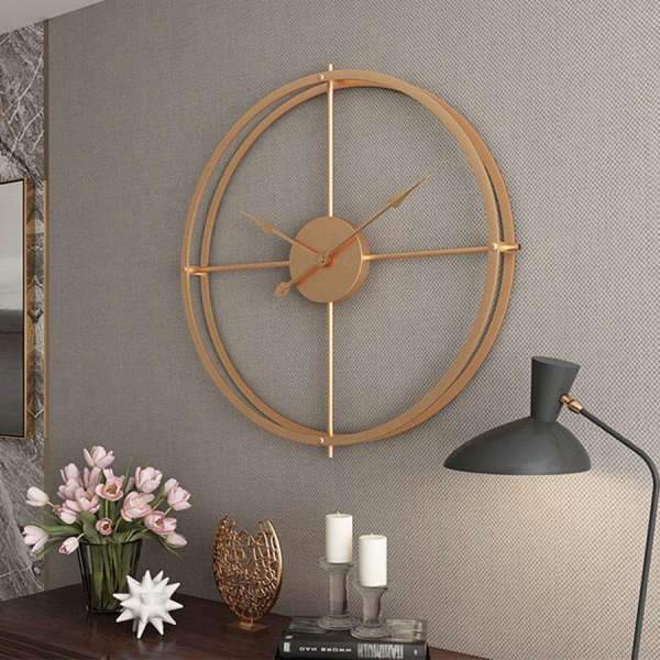 Złoty zegar ścienny w skandynawskim stylu
