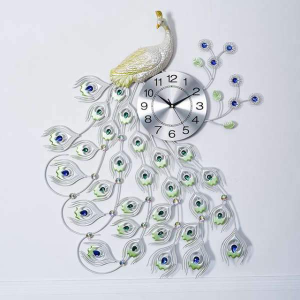 Srebrny zegar ścienny w kształcie pawia