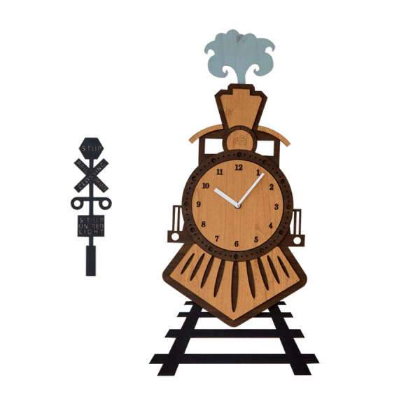 Duży drewniany zegar ścienny z pociągiem
