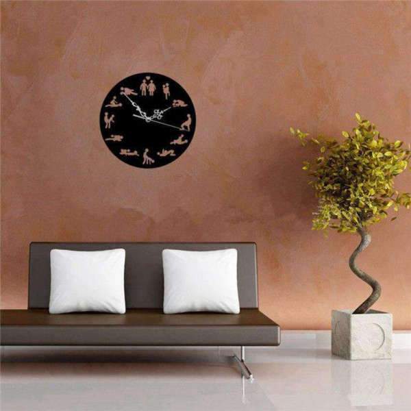 Mały czarny zegar ścienny pozycje kamasutry