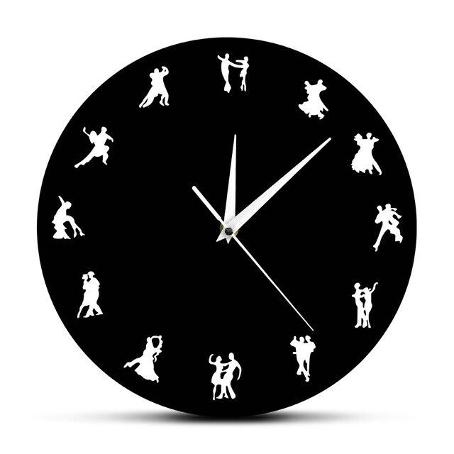 Zegar ścienny z tańczącymi parami na tarczy