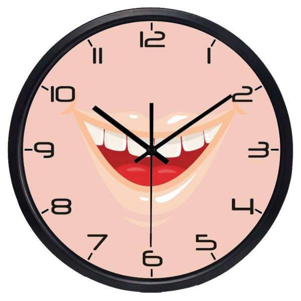 Zabawny zegar ścienny z dużym uśmiechem