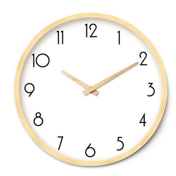 Drewniany zegar ścienny w skandynawskim stylu