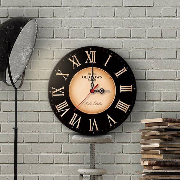 Czarno-złoty zegar ścienny w stylu retro