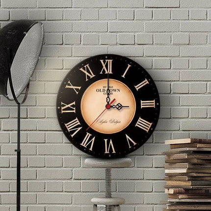 Czarno-złoty zegar ścienny w stylu retro