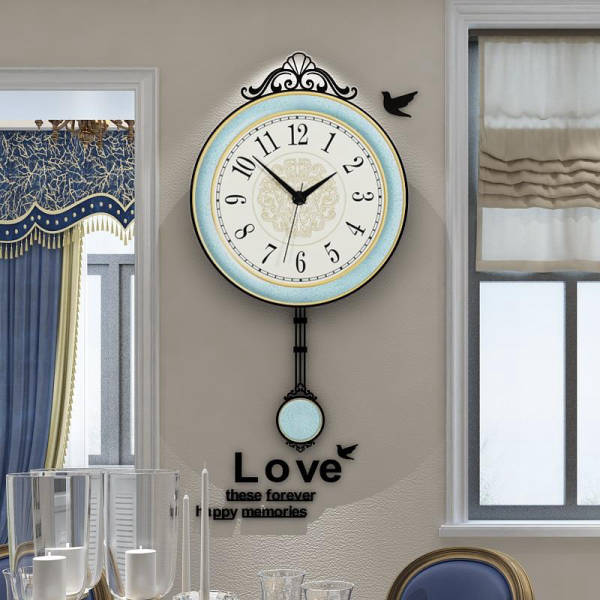 Niebieski zegar ścienny z wahadłem retro