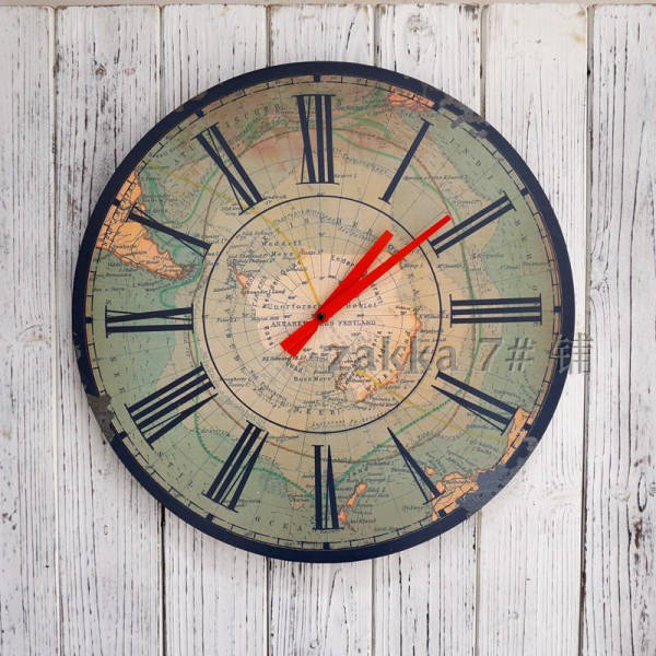 Rustykalny zegar ścienny z motywem mapy