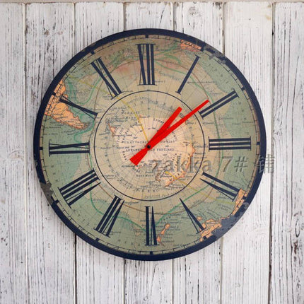 Rustykalny zegar ścienny z motywem mapy