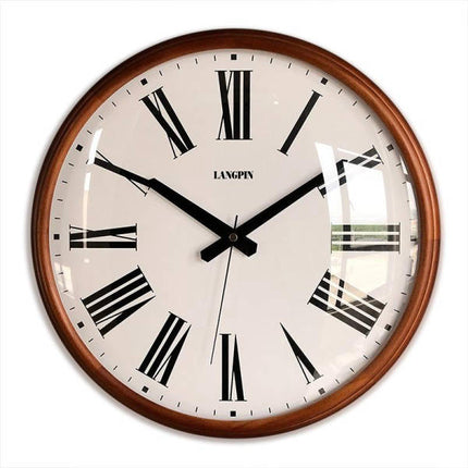 Szklany zegar ścienny w drewnianej ramie