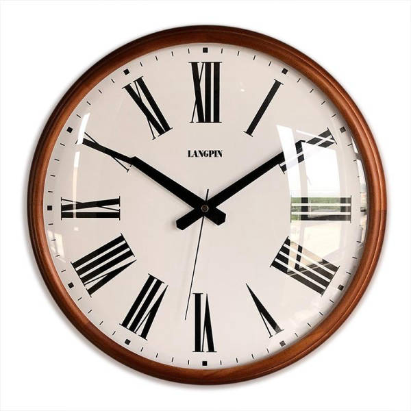 Szklany zegar ścienny w drewnianej ramie