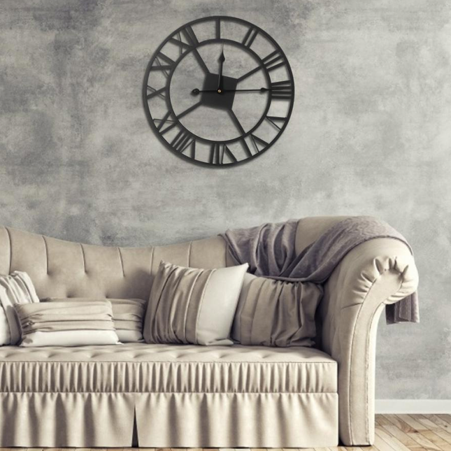 Duży metalowy zegar w stylu rzymskim