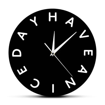 Nowoczesny zegar ścienny z napisem