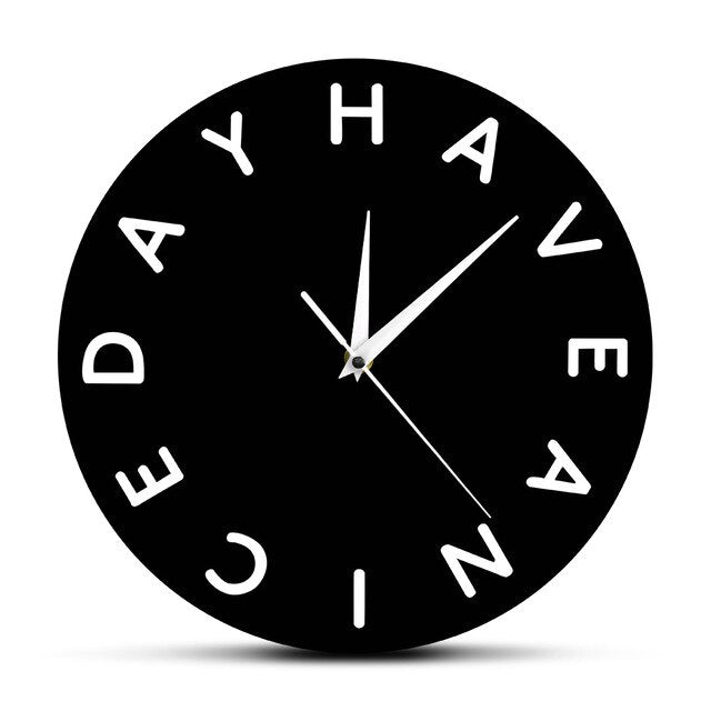 Nowoczesny zegar ścienny z napisem